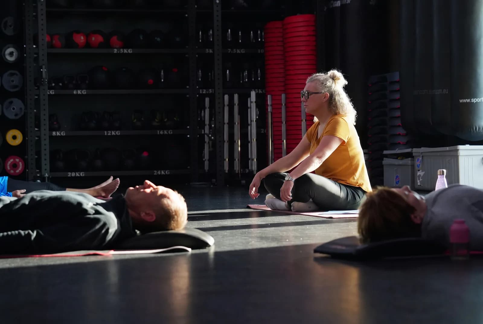 Séance de relaxation au sol encadrée par une coach